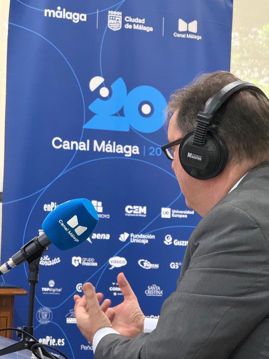 CAFMalagaES's tweet photo. 🎙️ El @CAFMalagaES  ha acogido hoy la emisión en directo del programa La Plaza de Carmen.

Durante el espacio han participado @ManuelJiCa , presidente del Colegio; Marisa Mandly , vicepresidenta; y Susana Pastor vicepresidenta segunda del colegio, compartiendo reflexiones sobre la actualidad de las comunidades de propietarios y los principales retos del sector.

📻 Una iniciativa que permite acercar la profesión y la labor de los administradores de fincas colegiados a la ciudadanía a través de los medios de comunicación.

#CAFMalaga #AdministradoresDeFincas #Málaga