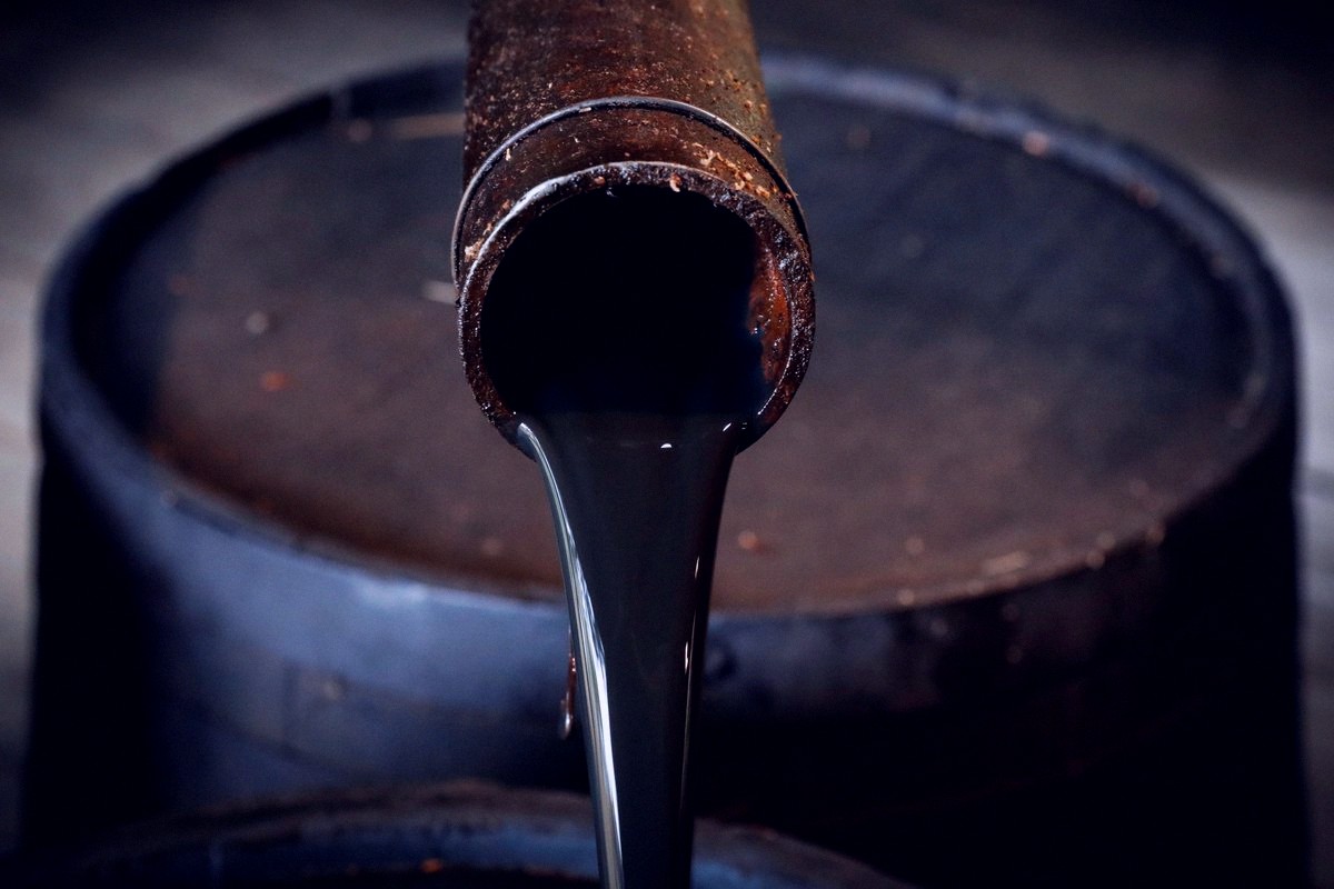 drmarkofarian's tweet photo. Crude inventories dropped by 8.26 million barrels, way more than the expected 3.69 million decrease. https://t.co/5VWYBxapsz