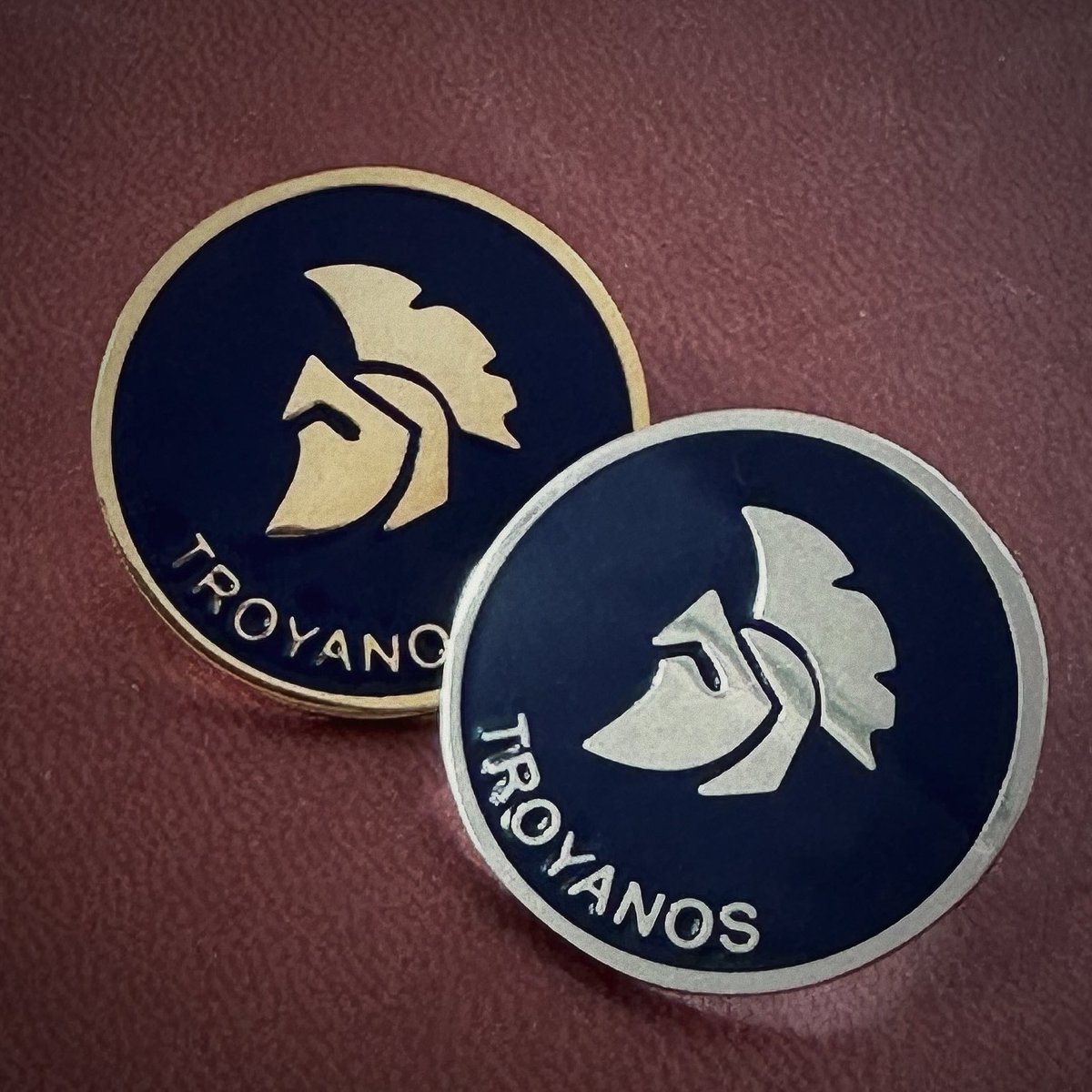 TROFIMUNDO's tweet photo. Pin oro con fondo negro y plata con fondo azul #catalogotrofimundo #pinstrofimundo #fundiciontrofimundo #trofimundosobrediseño #trofimundosinpensarlo https://t.co/ns49tVwapH