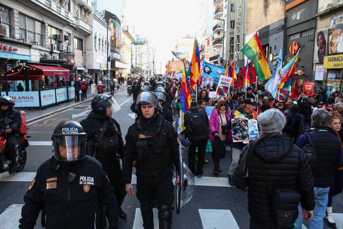 izquierdadiario's tweet photo. Movilización en apoyo a la rebelión del pueblo de Bolivia: concentración ahora en la Embajada. Además de denunciar al gobierno represor y ajustador de Paz, será un importante apoyo a un masivo proceso de lucha que lleva más de 45 días. https://t.co/QcOrEwhGTE