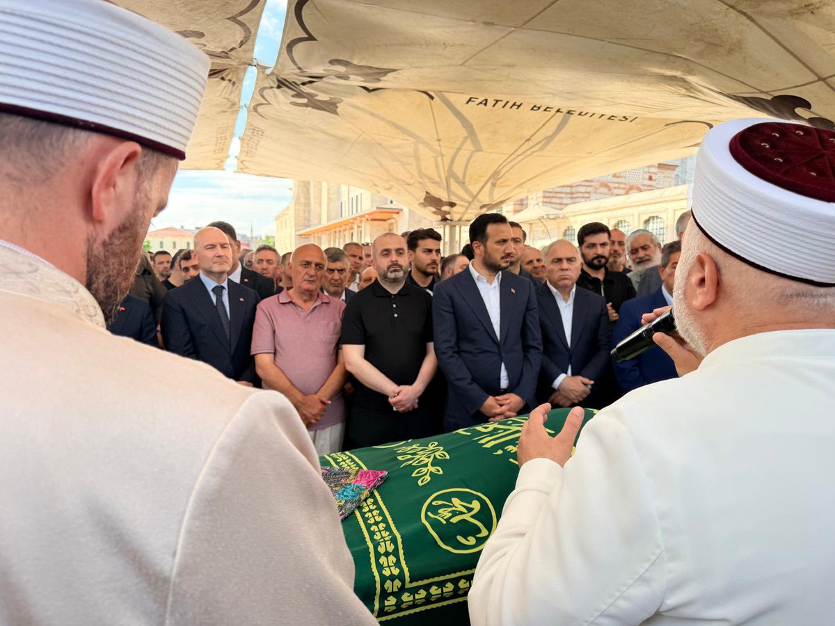 akpartifatih's tweet photo. İlçe Başkanımız Fatih Karaismailoğlu’nun kıymetli annesini, ikindi namazına müteakip Fatih Camii’nde kılınan cenaze namazının ardından dualarla son yolculuğuna uğurladık.

Merhumeye Allah’tan rahmet; İlçe Başkanımıza, ailesine ve yakınlarına sabır ve başsağlığı diliyoruz.

Rabbim mekânını cennet, makamını âli eylesin. 

@FatihKaraismail