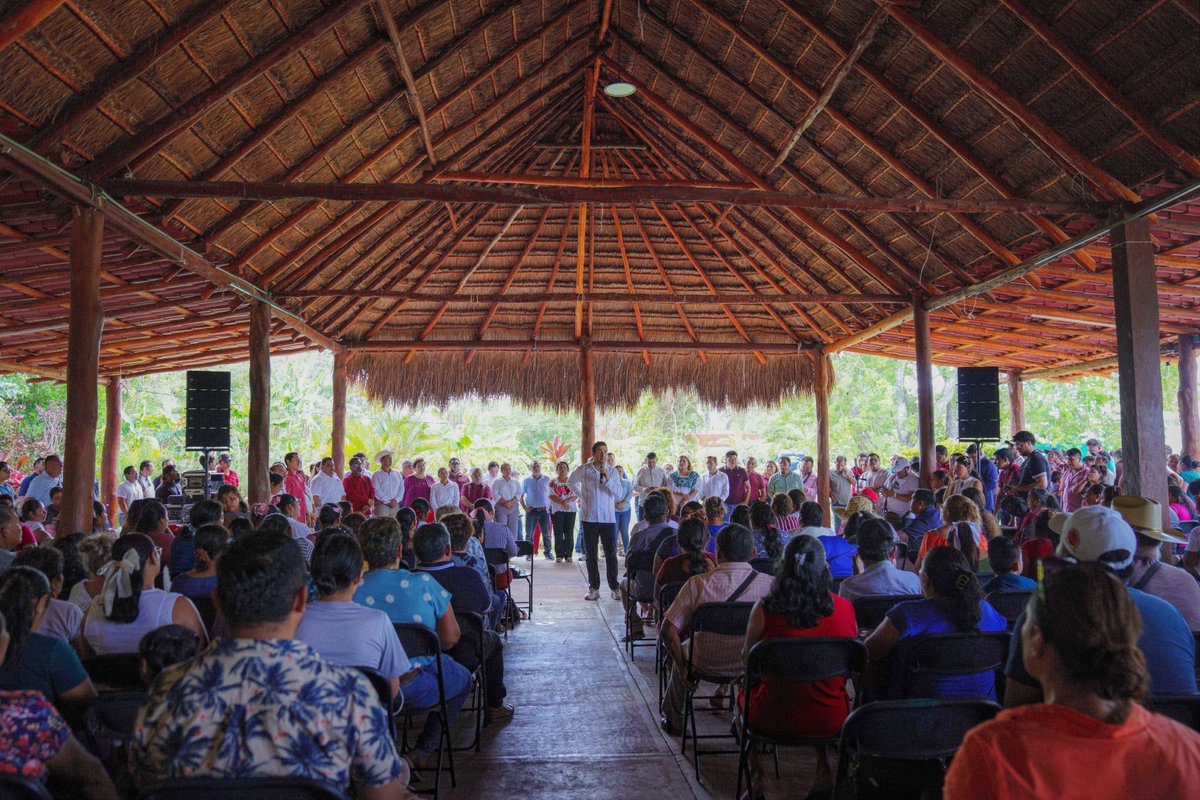 GinoSeguraV's tweet photo. En Bacalar, el desarrollo se construye escuchando a quienes todos los días impulsan la economía local.

Me reuní con artesanas, artesanos, productoras, productores y representantes de distintos sectores para dialogar sobre sus ideas y propuestas. https://t.co/R4CKazMVTS