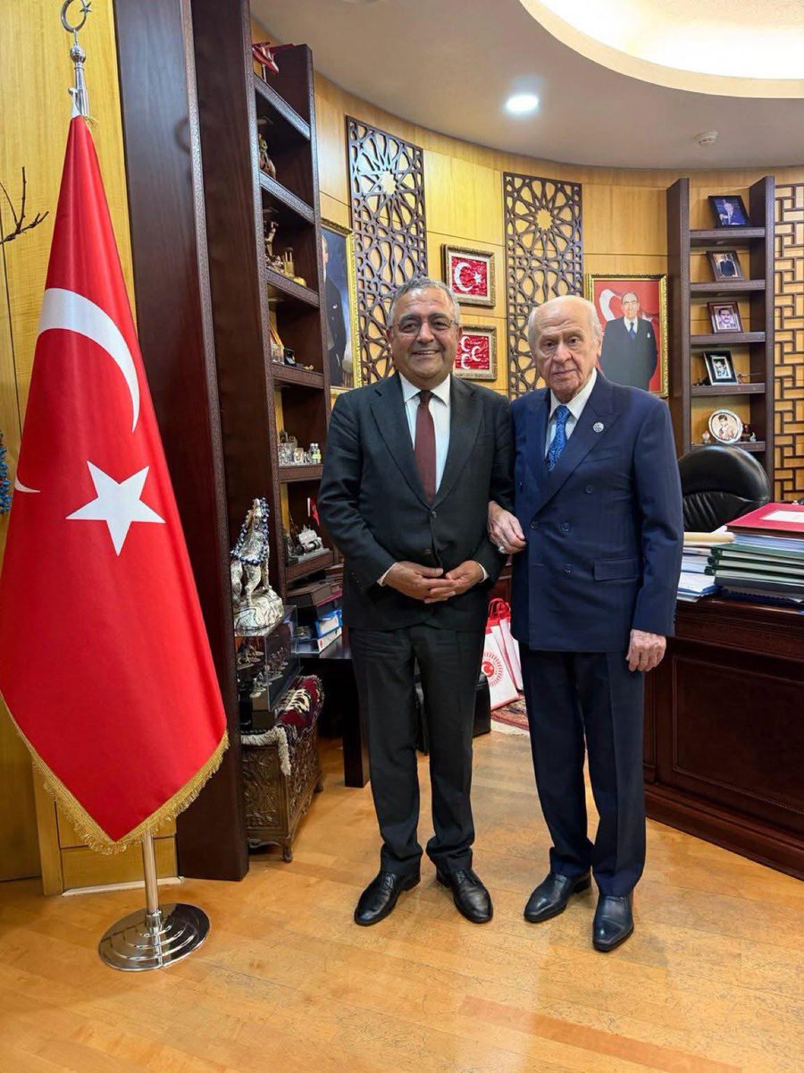 ErkurtSam's tweet photo. **"Şaşırmadım"**

Bu fotoğrafı görünce 
. CHP milletvekili Sezgin Tanrıkulu, Devlet Bahçeli’yi MHP Genel Merkezi’nde ziyaret etmiş. 

Şaşırdım mı? Hayır. Tek bir saniye bile şaşırmadım. 

Bu adam Türk milletinin değerlerine, askerine, polisine, şehidine sahip çıkan bir duruş sergileyecek değildi ya. 

Siyasi nezaketmiş, diyalogmuş… Geçin bunları. Diyalog, ortak bir zeminde olur. Bu ülkenin birliğine kastetmiş yapılarla arasına çizgi çekemeyen biriyle hangi zeminde buluşacaksın? Bahçeli’nin makamında ağırladığı isim, daha dün "TSK kimyasal silah kullandı" iftirasını atan, hendek teröründe devleti suçlayan, her fırsatta PKK ağzıyla konuşan biri. 

Peki bu tabloya en çok kimler şaşırmıyor? Aslında herkes görüyor. Peşinden gidenler de biliyor. Ama koltuk var, makam var, vekillik var, belediye var. Kaybedecek menfaatleri var. O yüzden üç maymunu oynuyorlar. Gördükleri ihaneti "siyaset" diye yutturmaya çalışıyorlar. 

Bir Türk milliyetçisinin, ülkücü hareketin liderinin, PKK’ya tek kelime edemeyen birini kapısında ağırlaması ne anlama gelir? Tabanına ne anlatacak? Şehit analarının yüzüne nasıl bakacak? 

Daha ne yapması lazım bu adamın? Daha hangi beyanatı vermesi, hangi ziyareti yapması, hangi örgütün sözcülüğüne soyunması lazım ki peşinden gidenler "dur" desin? 

Demeyecekler. Çünkü mesele inandıkları dava değil. Mesele, o davanın gölgesinde edindikleri koltuk. 

O yüzden ben şaşırmadım. Şaşıran varsa, ya bu ülkeyi tanımıyordur ya da kendi çıkarını her şeyin üstünde tutuyordur. Fotoğraf ortada. Herkes safını belli ediyor. Tarih de notunu alıyor.