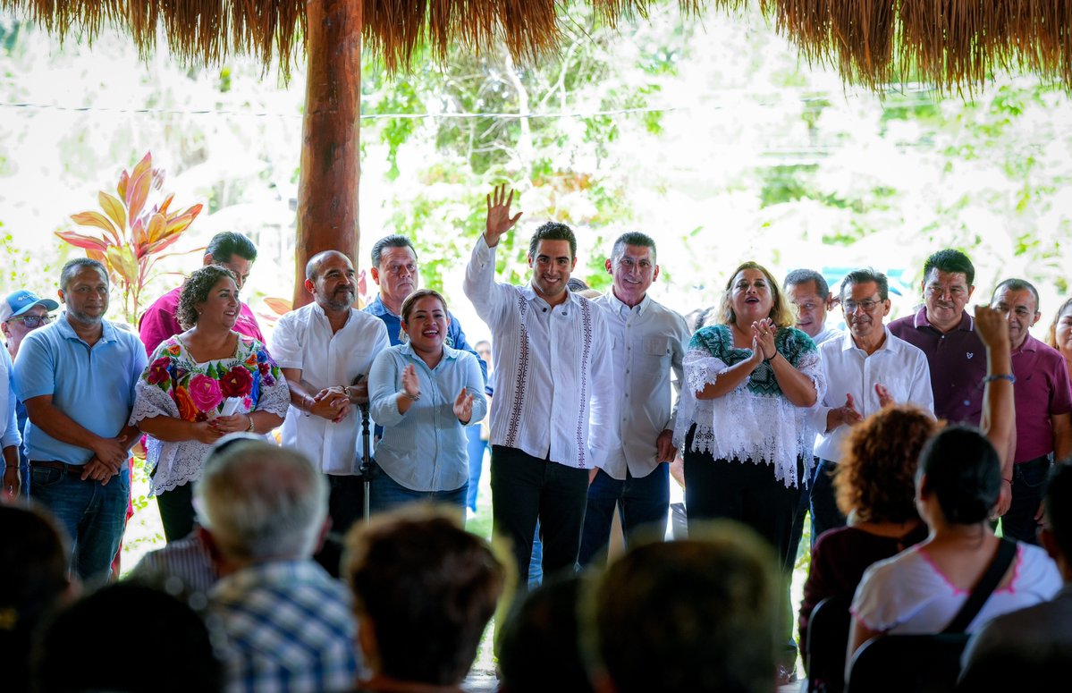 GinoSeguraV's tweet photo. En Bacalar, el desarrollo se construye escuchando a quienes todos los días impulsan la economía local.

Me reuní con artesanas, artesanos, productoras, productores y representantes de distintos sectores para dialogar sobre sus ideas y propuestas. https://t.co/R4CKazMVTS