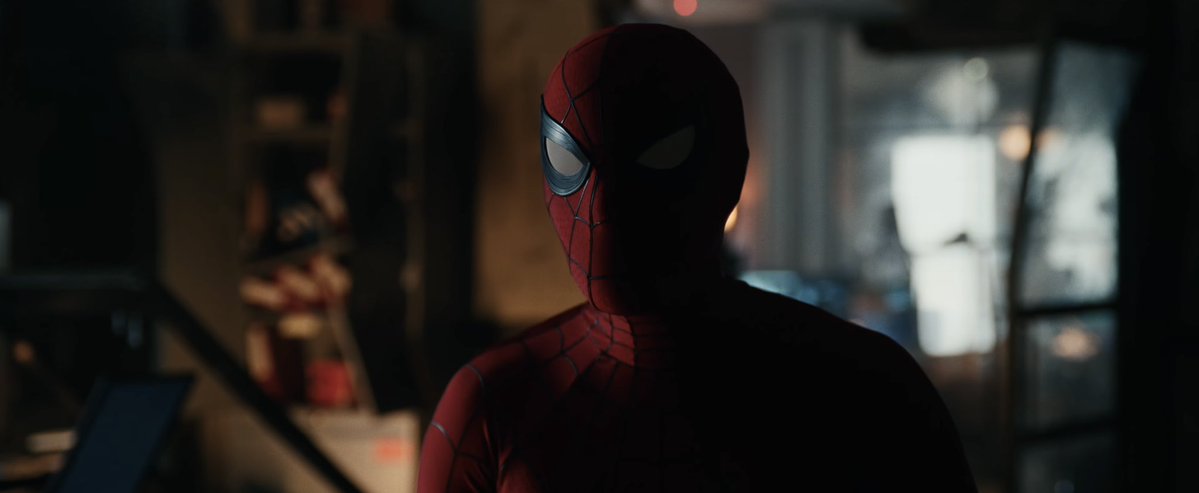 darthwebhead's tweet photo. I’m really loving how they chose to light the suit in this movie https://t.co/N72qUx8UR8