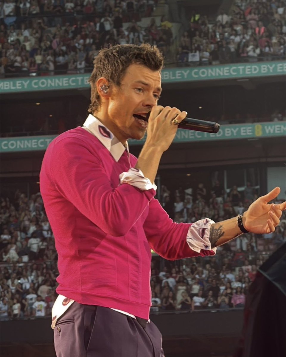 prnstacherry's tweet photo. the aperture outfit but in pink! https://t.co/v6qYz5KFhL
