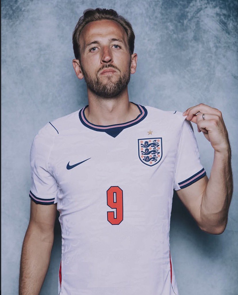 EnockGlabli's tweet photo. 𝗛𝗔𝗥𝗥𝗬 𝗞𝗔𝗡𝗘 𝗟𝗔𝗡𝗖𝗘 𝗟’𝗔𝗡𝗚𝗟𝗘𝗧𝗘𝗥𝗥𝗘 ! ⚽🔥

L’Angleterre prend les devants face à la Croatie grâce à son capitaine Harry Kane, qui ouvre le score pour lancer parfaitement les Three Lions dans cette Coupe du monde.
#harrykane #worldcup2026 https://t.co/AE2djJj6ho