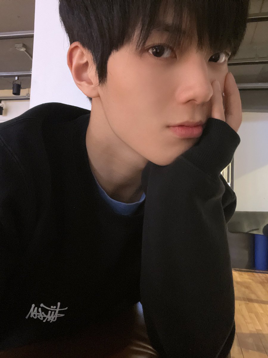 xoslal's tweet photo. 뒷머리 싹둑한 연습생 이정이너무잘생김...
이시절이정이는셀카포즈랑각도가비슷비슷한게너무너무존커야ㅜ.ㅜ https://t.co/0UNwypPwpX
