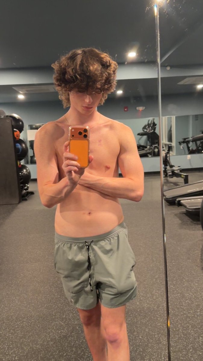 itsjust_gavin's tweet photo. new apartment has a great gym https://t.co/H0XuHOVRex