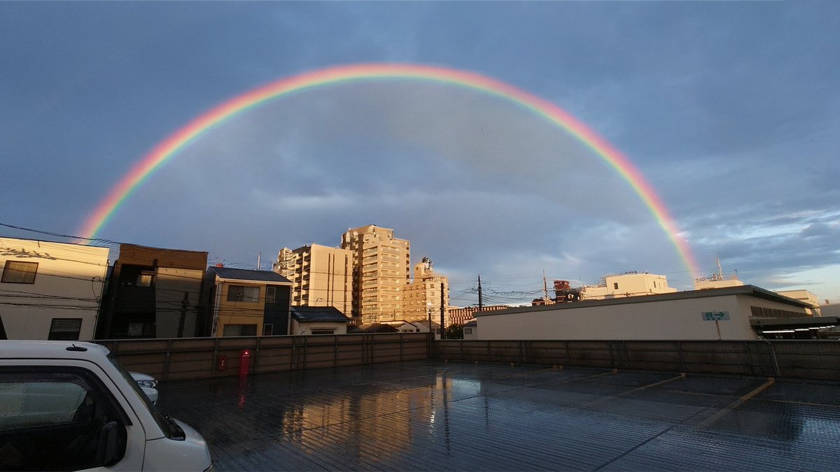 shin883's tweet photo. こういう端から端まで写っている　#虹　って初めて見たかもしれへん　#rainbow #大阪 https://t.co/WqGWENcwGt