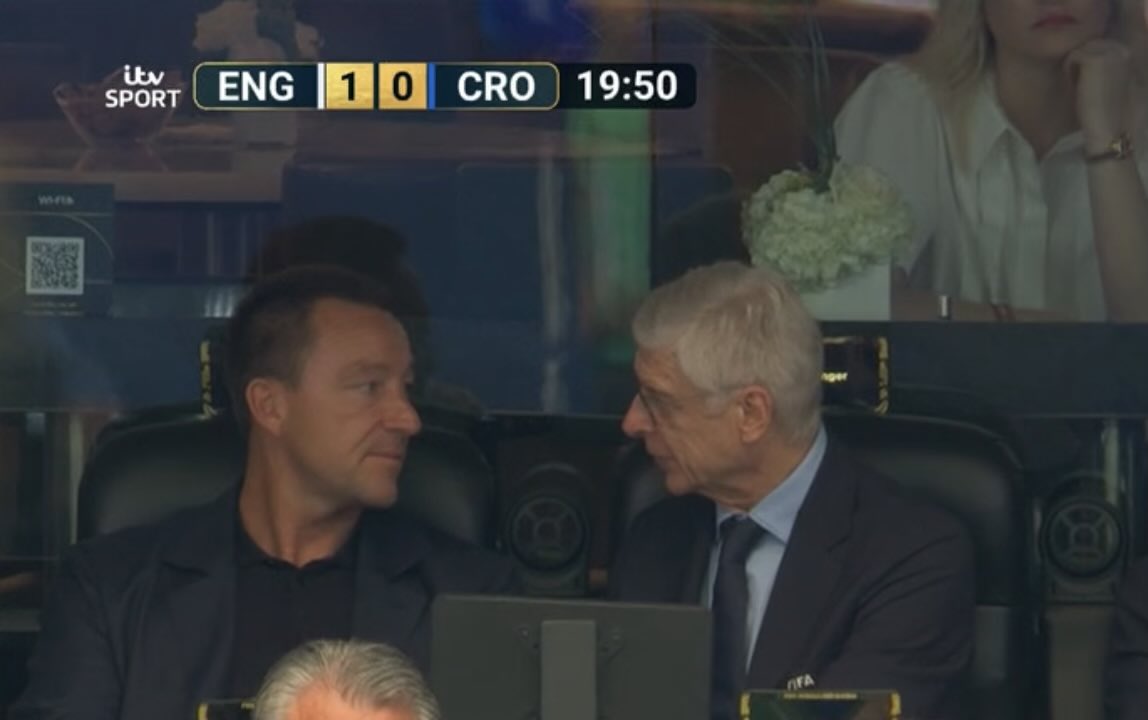 stokaljona's tweet photo. Wow! Arsene Wenger mingling with a member of the British far right! Is he not content enough with trying to meddle with football? https://t.co/UCVpYujxSa