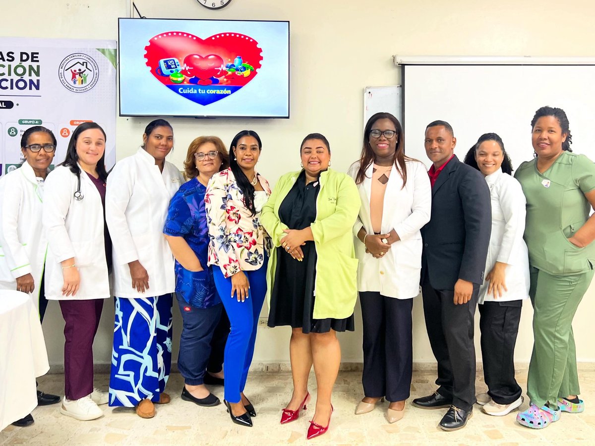 DocenteSanto's tweet photo. Los residentes de Medicina Familiar y Comunitaria del HDSSD continúan presentando sus proyectos finales sobre promoción de la salud y prevención de enfermedades.  #SEMMA #PrevenciónEnSalud https://t.co/94j0QWVy5H