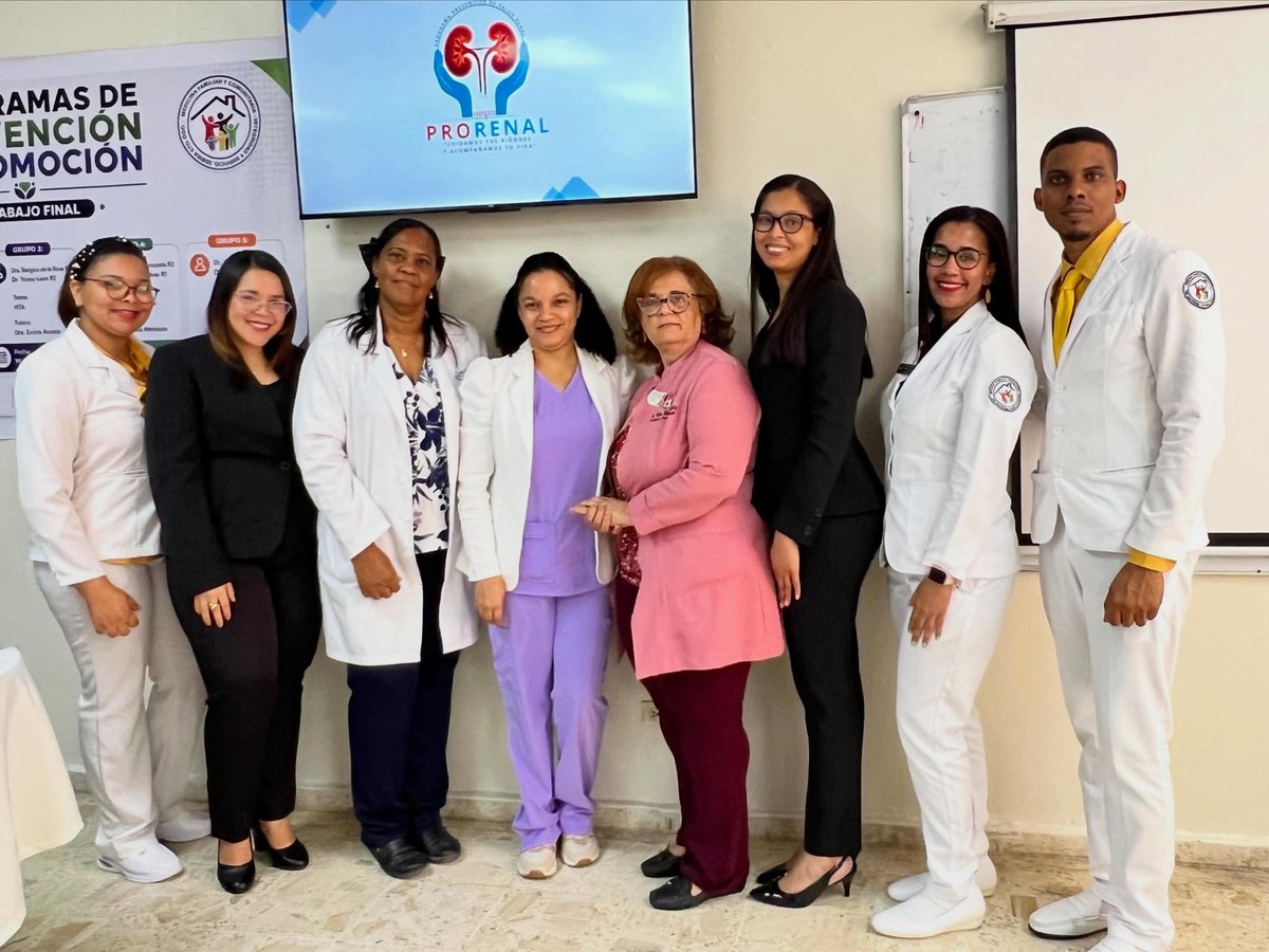 DocenteSanto's tweet photo. Los residentes de Medicina Familiar y Comunitaria del HDSSD continúan presentando sus proyectos finales sobre promoción de la salud y prevención de enfermedades.  #SEMMA #PrevenciónEnSalud https://t.co/94j0QWVy5H
