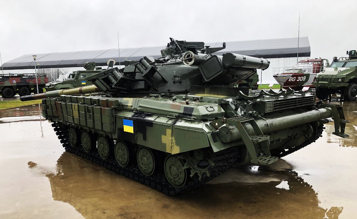 M4RDUK_701's tweet photo. Extremely wet T-64BV zr. 2017 captured by the Russian forces on display at the Patriot Park https://t.co/k7Jif16cab