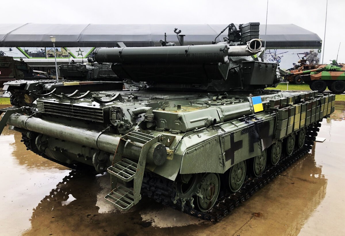 M4RDUK_701's tweet photo. Extremely wet T-64BV zr. 2017 captured by the Russian forces on display at the Patriot Park https://t.co/k7Jif16cab