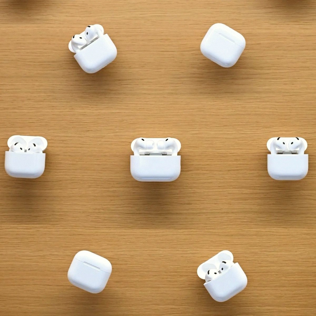 ScubaMarkP's tweet photo. Apple's reportedly working on camera-equipped AirPods and a big foldable iPhone upgrade for 2027 🍎📸 Sounds like a long wait, but it could be cool. https://t.co/VNODRw6svR