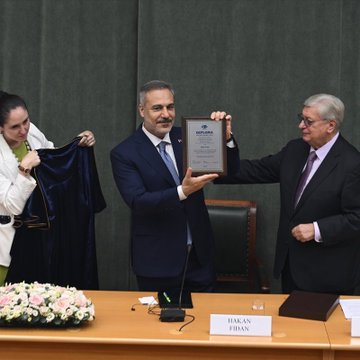 zekibahce's tweet photo. 🔴Dışişleri Bakanı Hakan Fidan’a Moskova Devlet Uluslararası İlişkiler Enstitüsünden "fahri doktora" ünvanı verildi. https://t.co/AV7yh8xZxR