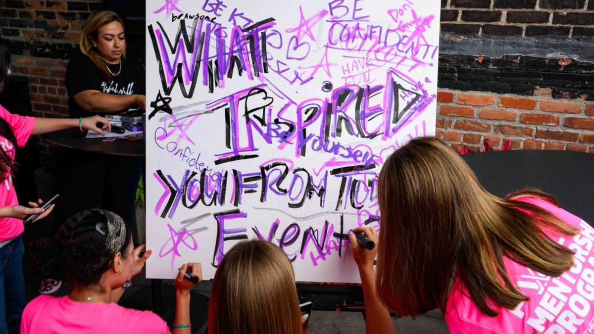 thepwhlofficial's tweet photo. Building connections beyond the rink 🫶

The PWHL Mentorship Program hosted 100 local Detroit area girls before the Draft, in partnership with Strong Girls United and presented by @Acrisure, for an inspiring experience centered on confidence, leadership, and connection. https://t.co/P1xTOPswr9