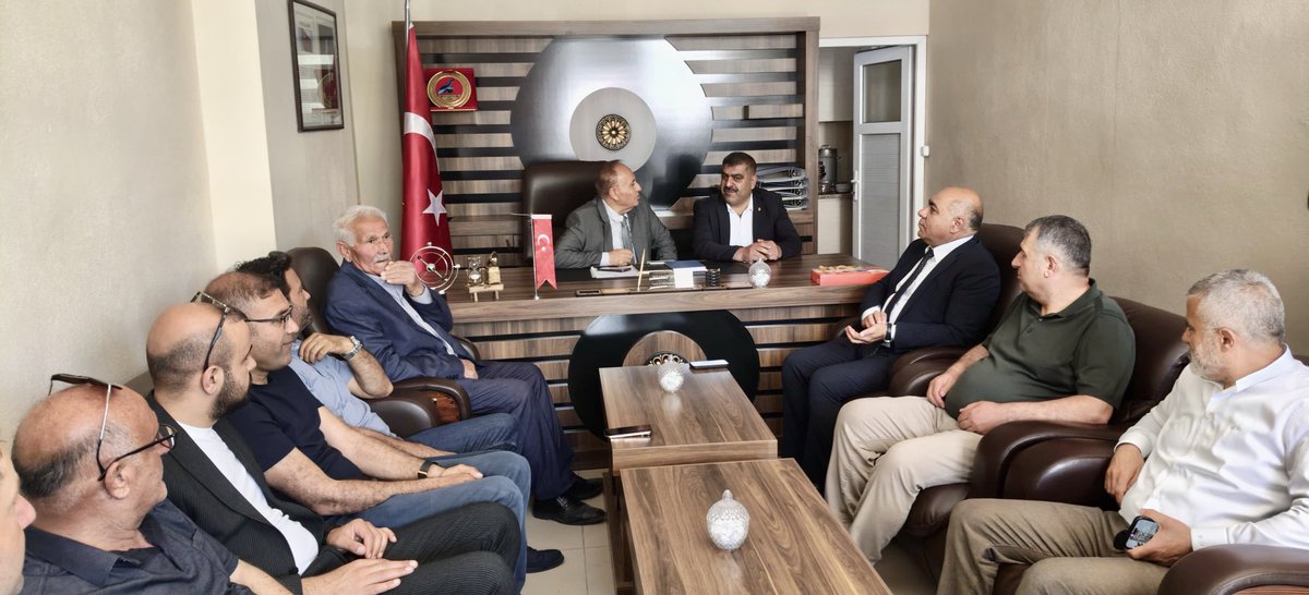 zahirkandas's tweet photo. 2021 yılından bu yana Van’ın gözbebeği ilçelerinden biri olan Muradiye’mizi ziyaret etmeye bir türlü fırsat bulamamıştık. Bugün ise çok değerli iş insanlarımızla birlikte Muradiye ilçemize bir gezi düzenleyerek esnaf ve tüccarlarımızı ziyaret etme imkânı bulduk.
Gerçekten Muradiye’de bulunmaktan büyük bir keyif aldık. Gittiğimiz her yerde samimiyet, misafirperverlik ve büyük bir heyecanla karşılaştık. Halkımızın ve esnafımızın göstermiş olduğu ilgi bizleri son derece mutlu etti. Adeta Van Ticaret ve Sanayi Odası seçimlerinin, halkımızın sorun ve sıkıntılarının çözümü adına bir umut olarak görüldüğüne şahit olduk. Görüştüğümüz vatandaşlarımızın büyük çoğunluğu da düşüncelerini bu yönde ifade etti.
Yüce Rabbim bizleri bu samimi, dürüst ve güzel insanlara karşı hiçbir zaman mahcup etmesin. Mevki ve makam hırsına kapılmadan, her zaman halkımızın yanında olmayı ve onların sesi olmayı nasip etsin.
Rabbim bizleri bu güzel insanlarla daha nice güzel vesilelerle bir araya getirsin inşallah..