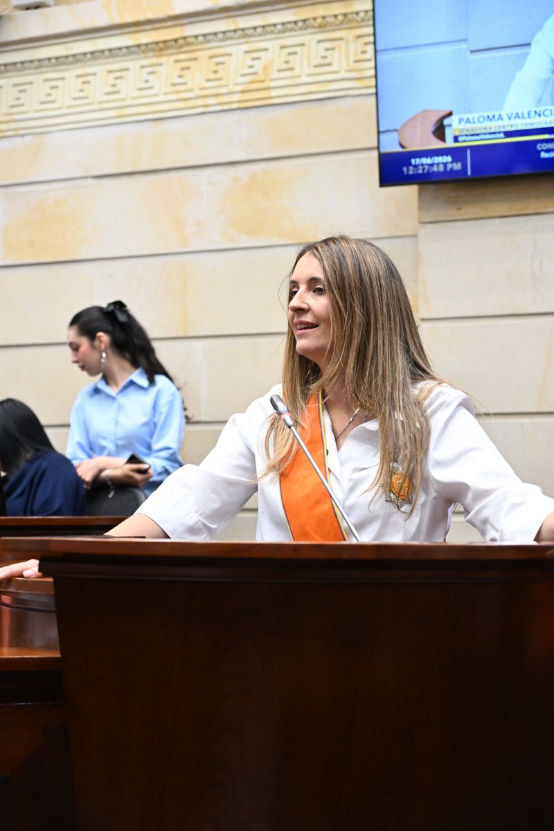 PrensaPalomaV's tweet photo. Congreso honra a @PalomaValenciaL con las máximas distinciones por su trayectoria de 12 años al servicio del país. https://t.co/oS5MpFOHz7