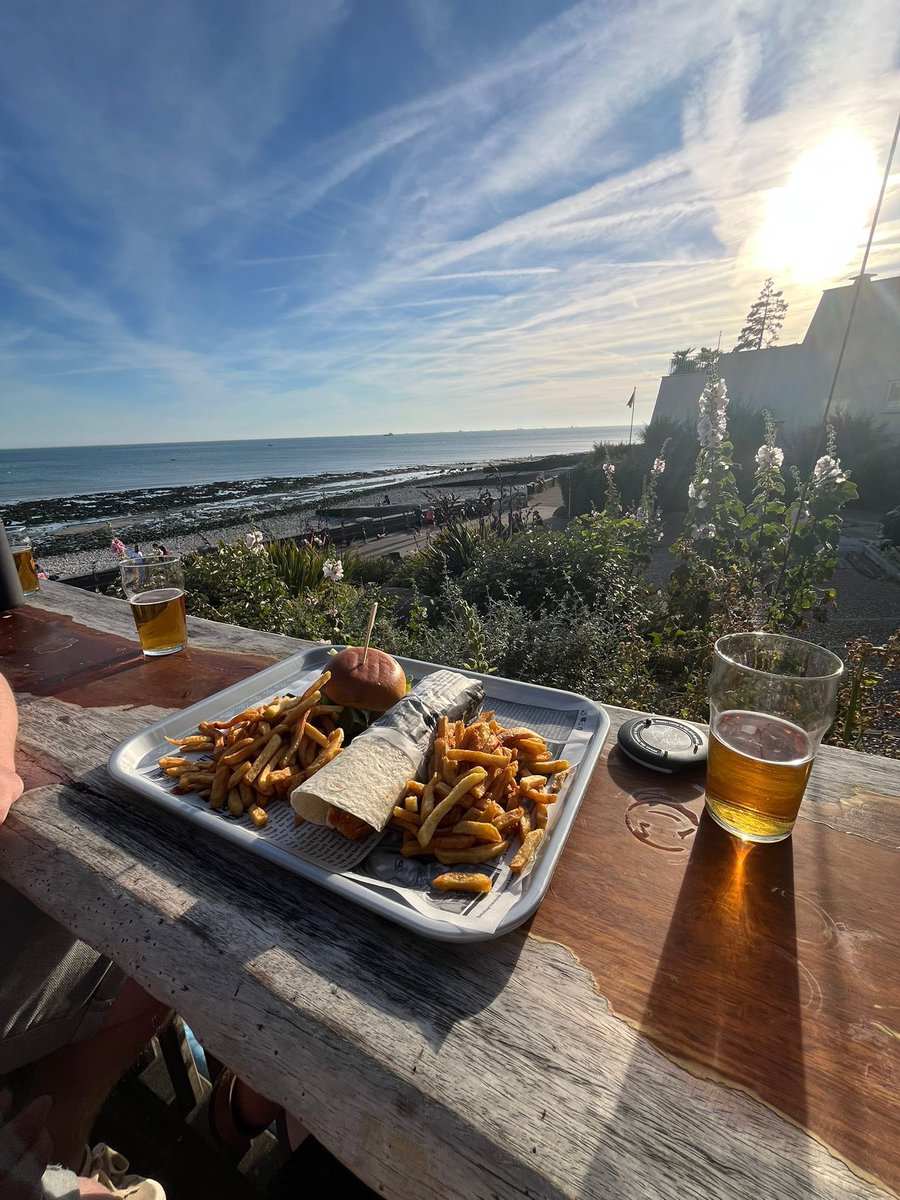 StanvanIngen's tweet photo. Lekker een weekje op vakantie in Le Havre☀️🍻 https://t.co/3p3sjqcbAK