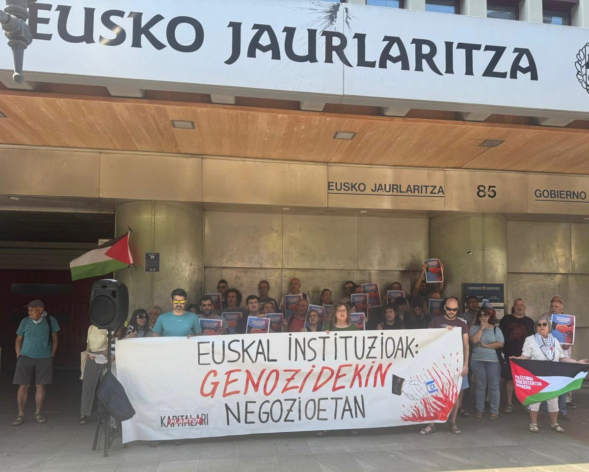 ESKsindikatua's tweet photo. Esta mañana nos hemos concentrado en Bilbo para exigir a las instituciones vascas que finalicen de una vez con todos los vínculos y alianzas con Israel: Osakidetza, Ertzaintza, investigación... 

¡No al negocio con el genocidio! Ruptura total de relaciones ya! 

#FreePalestine https://t.co/HIA8N8SEGH
