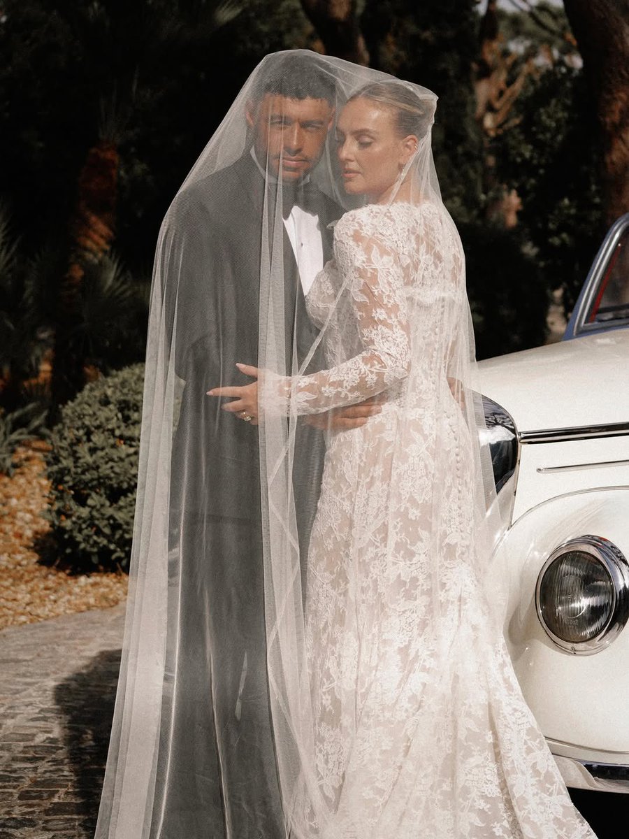 dailypedwards's tweet photo. Mr and Mrs Oxlade-Chamberlain forever ✨ https://t.co/8RRlHKK7Rx