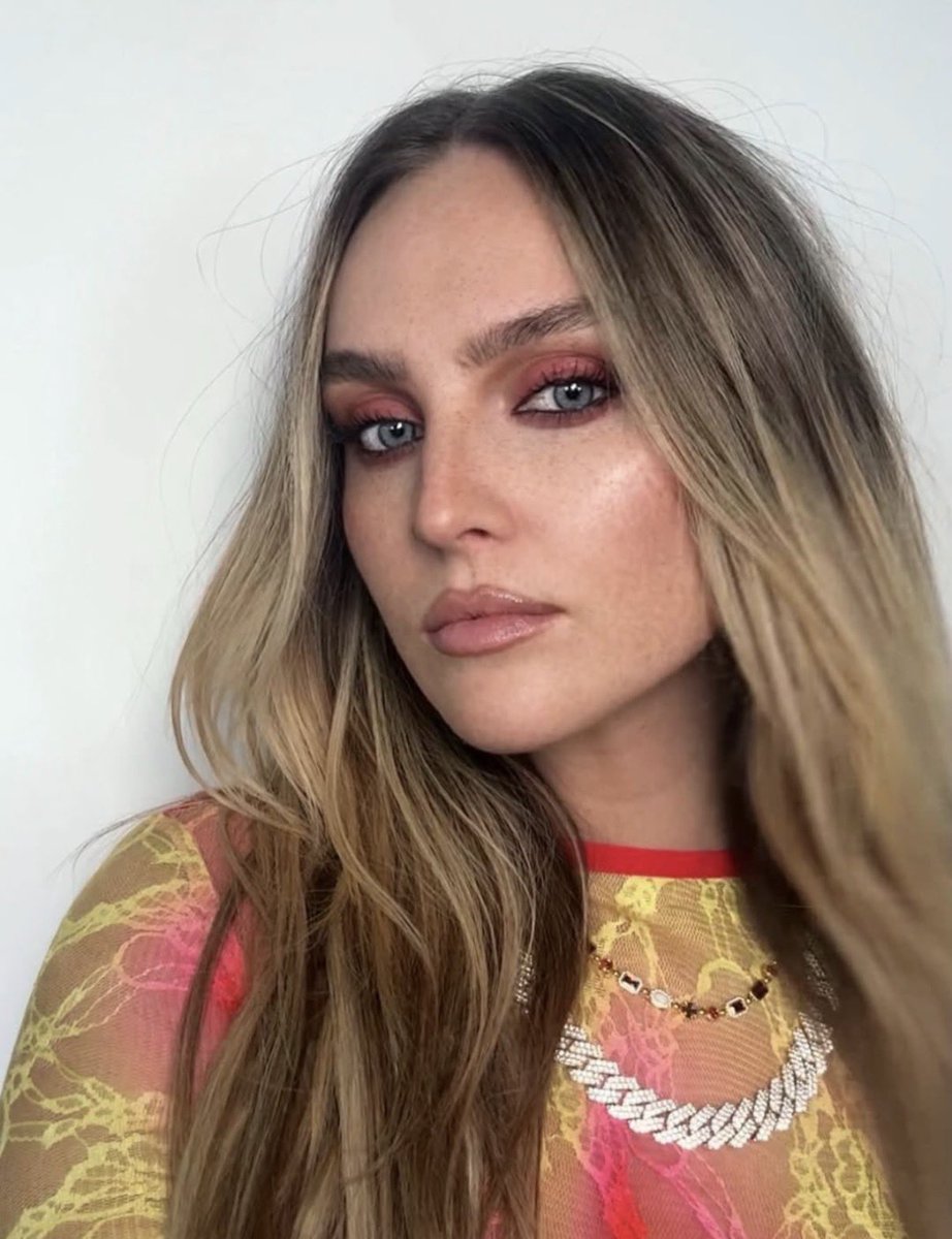 perriefiles's tweet photo. 📲 | perrie looks GORGEOUS in new photos shared by her makeup artist🔥 https://t.co/CBSXpFQdwh