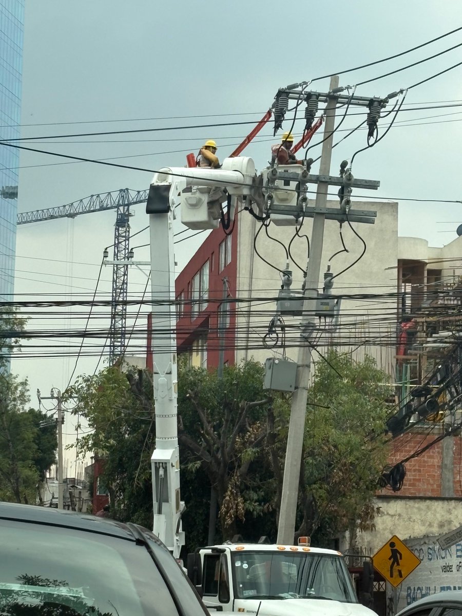 mershmoran's tweet photo. Esta obra esta desquiciando el trafico en Vicente Eguia. Llevo 20
Min atorada por que a alguien se le ocurrio hacer esto sin planear. Que onda @AlcaldiaMHmx @OVIALCDMX https://t.co/8nBW4AcSEs