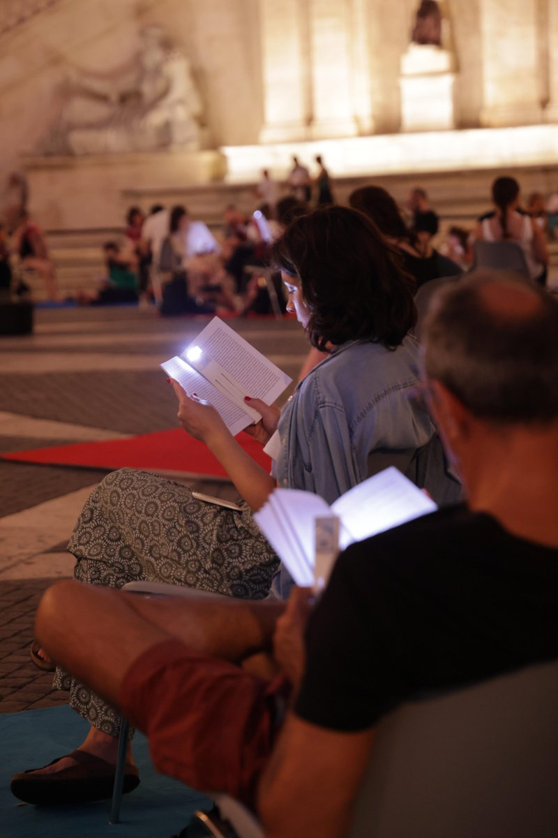 culture_roma's tweet photo. "Era una notte meravigliosa,una notte come forse ce ne possono essere soltanto quando siamo giovani,amabile lettore.”
Così inizia Le notti bianche ed è così che alle 20.47 è scoppiata #LaTempestaSilenziosa su Roma:in oltre 300 luoghi,migliaia di persone,a leggere lo stesso libro. https://t.co/EQVvTqtStu