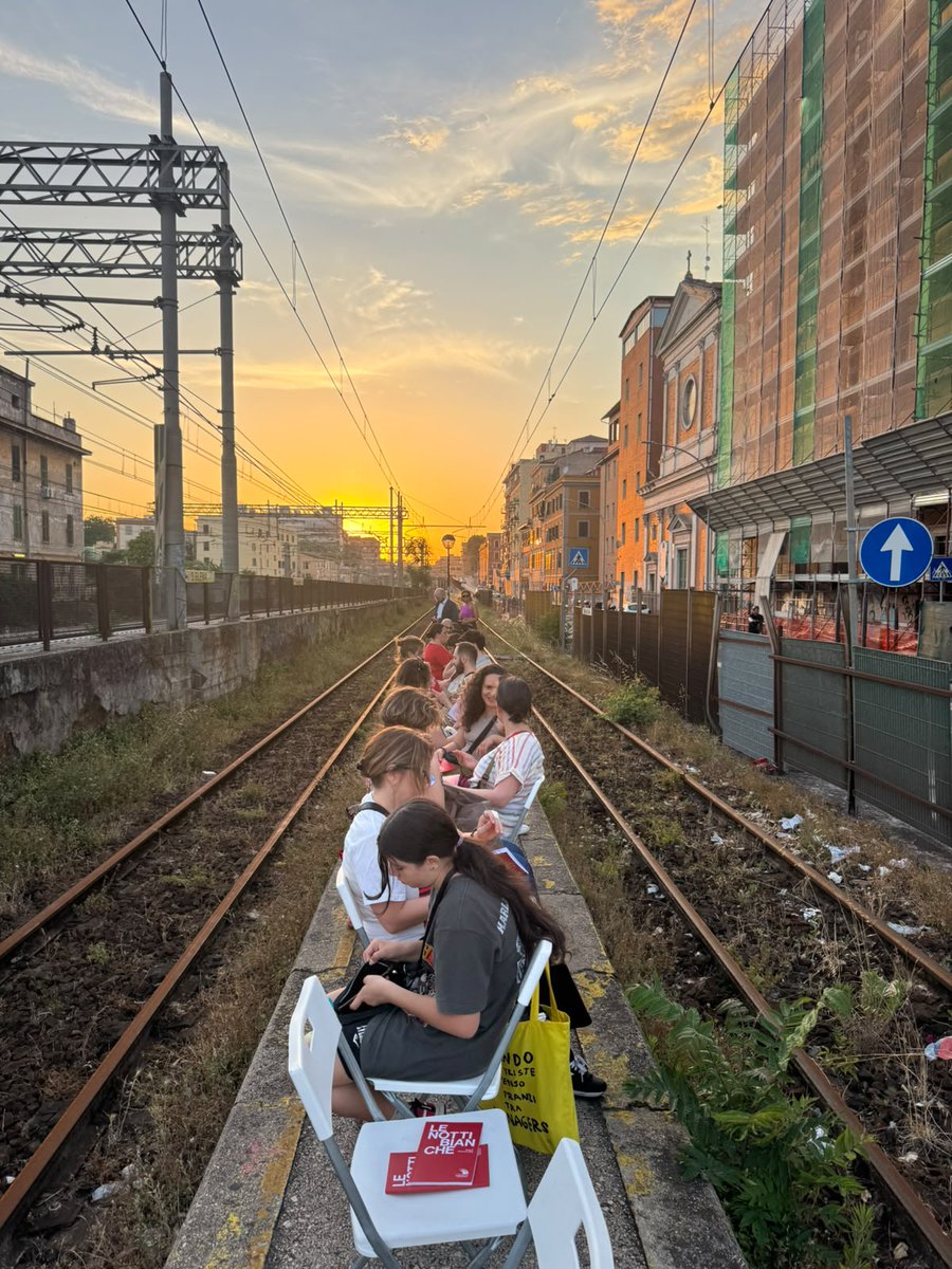 culture_roma's tweet photo. "Era una notte meravigliosa,una notte come forse ce ne possono essere soltanto quando siamo giovani,amabile lettore.”
Così inizia Le notti bianche ed è così che alle 20.47 è scoppiata #LaTempestaSilenziosa su Roma:in oltre 300 luoghi,migliaia di persone,a leggere lo stesso libro. https://t.co/EQVvTqtStu