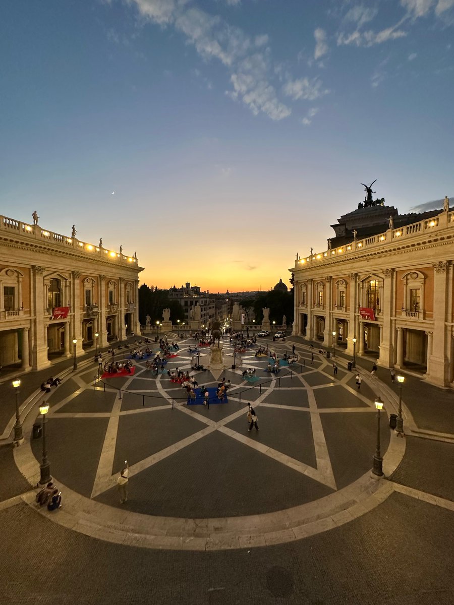 culture_roma's tweet photo. "Era una notte meravigliosa,una notte come forse ce ne possono essere soltanto quando siamo giovani,amabile lettore.”
Così inizia Le notti bianche ed è così che alle 20.47 è scoppiata #LaTempestaSilenziosa su Roma:in oltre 300 luoghi,migliaia di persone,a leggere lo stesso libro. https://t.co/EQVvTqtStu