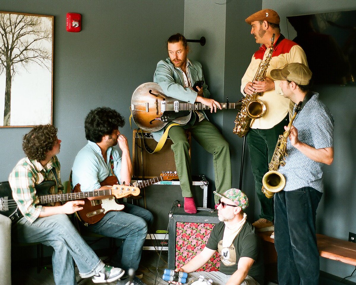cahoneydrops's tweet photo. Ooh sweet music in the air 🎶 

📷: Mark Franzen https://t.co/wRPzuaNZRB