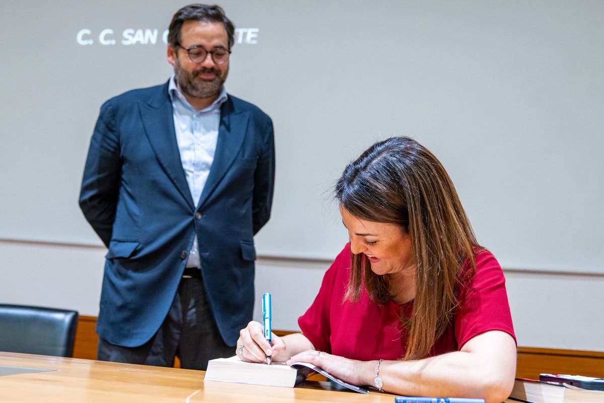 paconunez_'s tweet photo. 📖🖋️ @KettyGarat es una periodista valiente, que ha hecho un enorme trabajo de investigación, muy profesional, que ha visto la luz en el libro ‘Todos los hombres de Sánchez’.

Ha sido un placer acompañarla en Toledo a la presentación del mismo, donde ha estado acompañada por Antonio Fernández Galiano, una figura relevante del país que ha dirigido de manera magistral el acto.