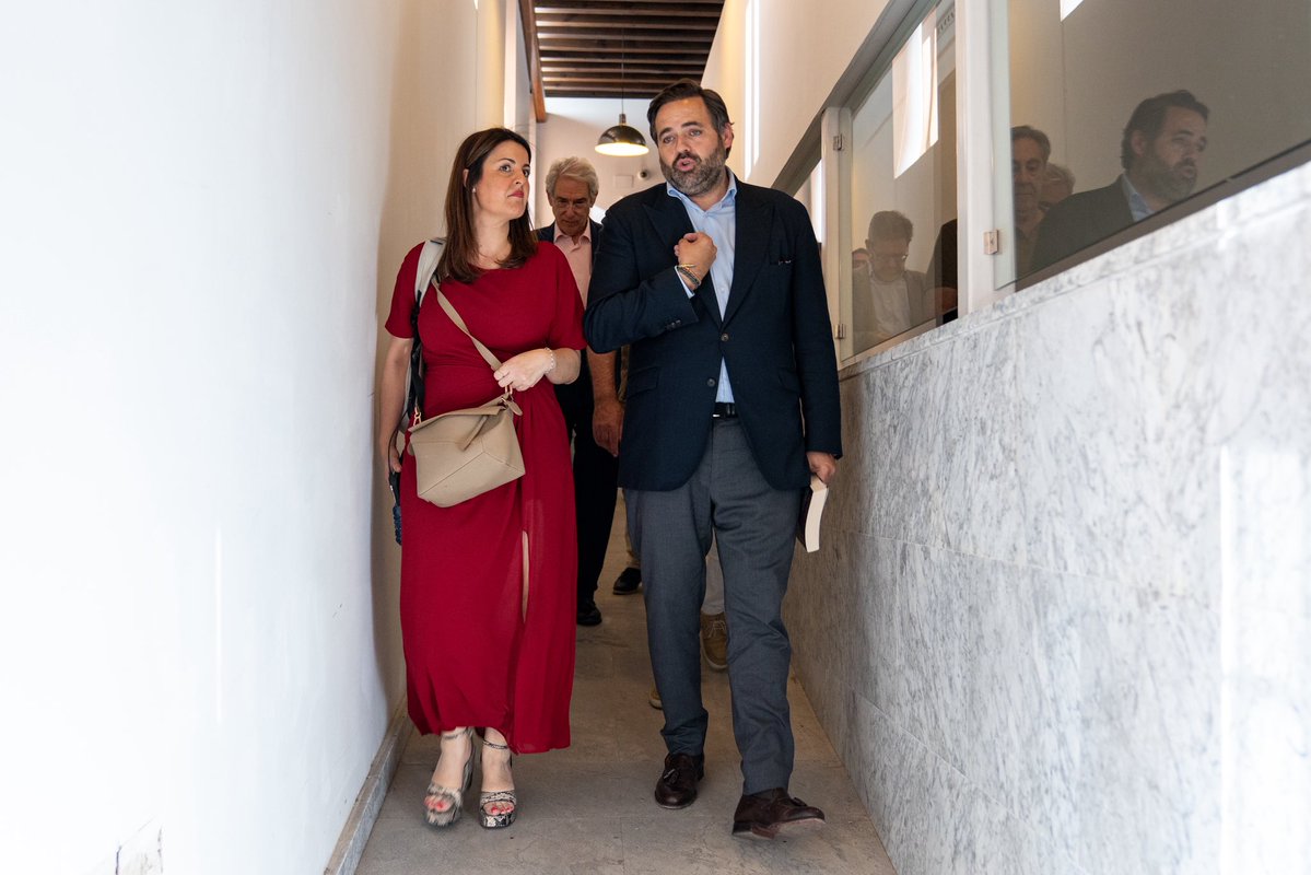 paconunez_'s tweet photo. 📖🖋️ @KettyGarat es una periodista valiente, que ha hecho un enorme trabajo de investigación, muy profesional, que ha visto la luz en el libro ‘Todos los hombres de Sánchez’.

Ha sido un placer acompañarla en Toledo a la presentación del mismo, donde ha estado acompañada por Antonio Fernández Galiano, una figura relevante del país que ha dirigido de manera magistral el acto.