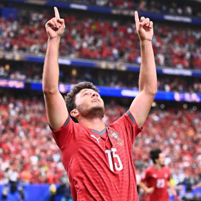 goalsside's tweet photo. 🚨🚨🎙️| João Neves on dedicating his first World Cup goal to his late mother: "I know my mother is always with me and that's why I pointed my fingers to the sky.

"My first World Cup goal was for her!" ❤️🥹 https://t.co/15hU02fSSq