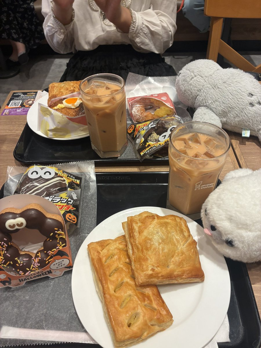 manya_sk's tweet photo. ミスド食べ放題、ドーナッツ8個とドリンク4杯飲むサキュバスちゃまなので...本当に... https://t.co/PHYpUTbn0m