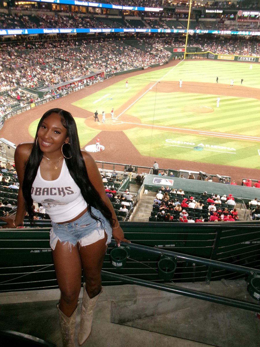dontbechyy's tweet photo. Take me out to th ballll gameee https://t.co/CCSoE5jbky