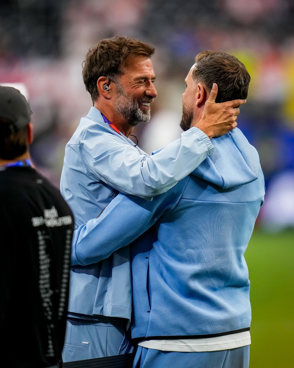 brfootball's tweet photo. Jürgen Klopp reunited with Jordan Henderson before England vs. Croatia 🤗 https://t.co/eXo6qeWbKk