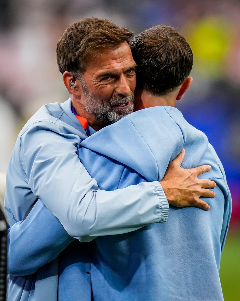 brfootball's tweet photo. Jürgen Klopp reunited with Jordan Henderson before England vs. Croatia 🤗 https://t.co/eXo6qeWbKk