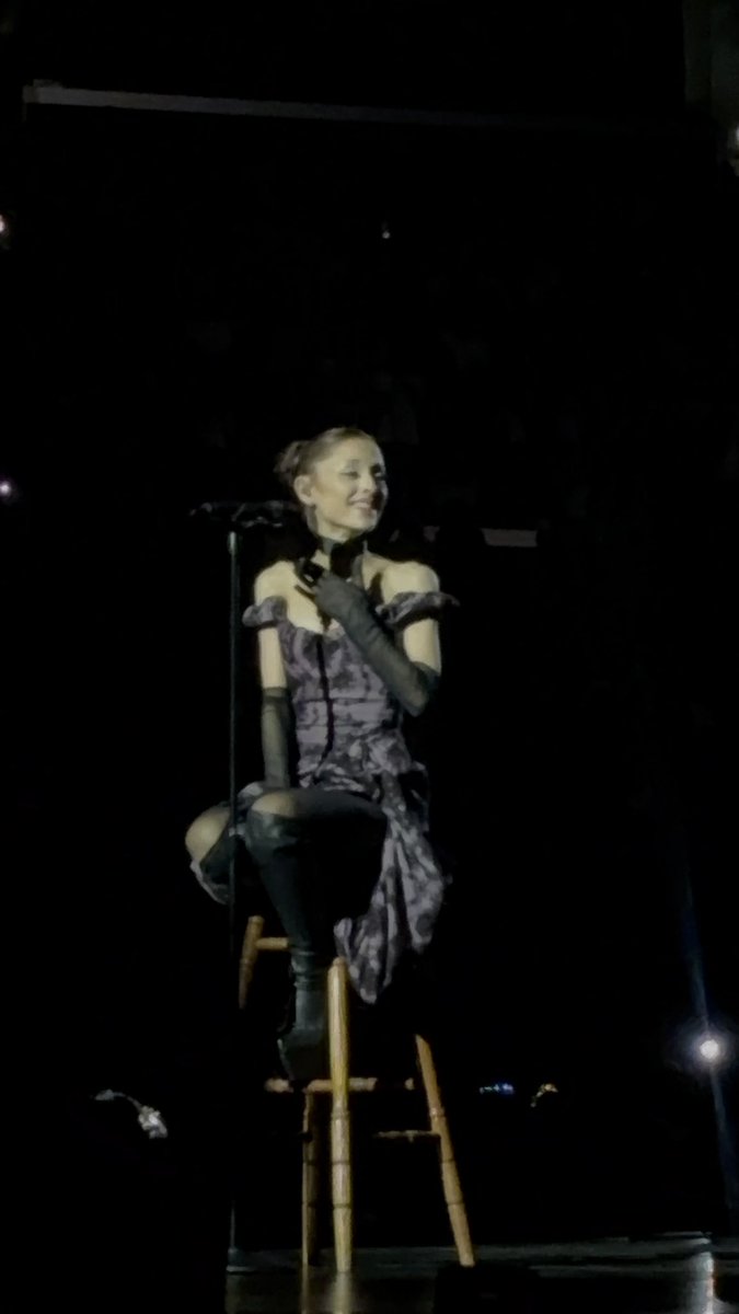 _anagrande_'s tweet photo. #ESTLosangeles her smile 🥺 (can’t believe I took these) @TeamAriana https://t.co/COmBAXSQEl