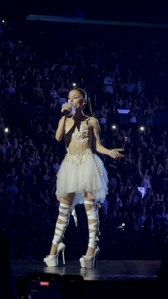 _anagrande_'s tweet photo. #ESTLosangeles her smile 🥺 (can’t believe I took these) @TeamAriana https://t.co/COmBAXSQEl
