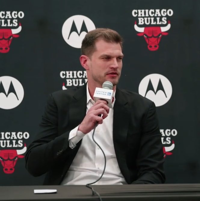 brasilcoast2's tweet photo. 🗣️ - Tiago Splitter sobre COMO o Chicago Bulls será na próxima temporada:

“Eu não posso te responder como as coisas vão ser porque ainda não temos um time fechado.

Mas eu PROMETO UMA COISA: vamos competir.

Vamos competir duro TODAS as noites.

Não vou prometer que vamos vencer X, Y ou Z números de jogos, isso não seria esperto da minha parte.

Mas vamos subir degraus, pequenas vitórias, e competir todos os dias porque vamos colocar expectativas sobre nós mesmos.”