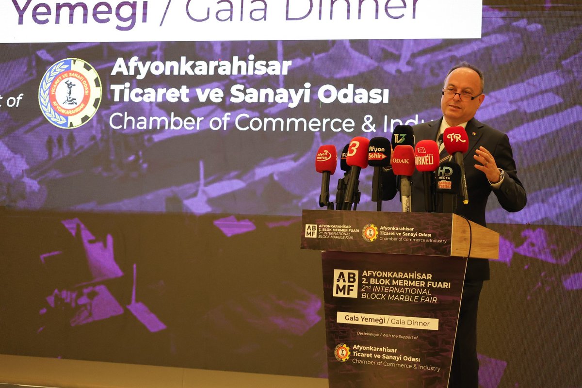 AFYONTSO's tweet photo. 2. Afyonkarahisar Uluslararası Blok Mermer Fuarı kapsamında Gala Yemeği Düzenlendi
Büyük bir gururla kapılarını açtığımız 2. Afyonkarahisar Uluslararası Blok Mermer Fuarı kapsamında düzenlenen Gala Yemeği, sektör temsilcileri ve il protokolünün yoğun katılımıyla gerçekleştirildi. Gecenin açılışında konuşan Yönetim Kurulu Başkanımız Hüsnü Serteser, fuarın başarısında emeği geçen tüm paydaşlara teşekkür ederek kentin ticari vizyonuna katkı sağlamaktan duydukları mutluluğu dile getirdi. İl protokolünün, iş dünyasının ve sektörün dinamiklerinin bir araya geldiği bu özel gecede birlik ve beraberlik mesajları ön plana çıktı.
Gala programına teşrifleriyle bizleri onurlandıran Afyonkarahisar Valisi Dr. Naci Aktaş, Eski T.C. Orman ve Su İşleri Bakanı ve Cumhurbaşkanlığı Irak Özel Temsilcisi Veysel Eroğlu, Milletvekili ve TBMM Başkanlık Divanı Kâtip Üyesi Av. İbrahim Yurdunuseven, Demokrat Parti Genel Başkanı Gültekin Uysal, Afyonkarahisar Milletvekili Mehmet Taytak, Afyonkarahisar Belediye Başkanı Burcu Köksal ve MAPEK Genel Müdürü Arslan Narin de bu gurur gününde sektörün yanında yer aldı.
Gecenin en anlamlı anlarında ise fuarın hayata geçmesinde ve büyümesinde büyük emekleri olan Afyonkarahisar Blok Mermer Fuarı Danışma Kurulu Üyelerimiz; Vali Yardımcısı Sayın İhsan Ayrancı’ya, Belediye Başkan Yardımcısı Sayın Ömer Yıldız’a, Ege Maden İhracatçılar Birliği Başkanı İbrahim Alimoğlu’na, Afyonkarahisar İscehisar Mermerciler Derneği Başkanı Remzi Özcan’a, Afyon Boğaz Mermerciler Derneği Başkanı Dr. Mehmet Sıtkı Merdivenci’ye, TOBB Fuarcılık Sektör Meclisi ve ALZ Fuarcılık Yönetim Kurulu Başkanı Cihat Alagöz’e, ATSO Meclis Üyeleri Necmettin Ayyıldız, Metin Balaban ve Serkan Sarıçiçek’e, ATSO Disiplin Kurulu Üyesi Şuayp Demirel’e, sektör temsilcisi Muharrem Çakmak’a, ATSO Genel Sekreteri Ali Şenol’a, ALZ Fuarcılık Genel Müdürü Server Seçer'e şükran plaketleri takdim edildi. Ayrıca, fuar ve standımıza destek veren Meclis Üyemiz ve TOBB Delegemiz Adnan Demirel’e, Şenler Mermer firmasına ve TOBB Afyonkarahisar Genç Girişimciler Kurulu Başkanı Mustafa Özkan’a teşekkür plaketi sunuldu. Program toplu fotoğraf çekimi ardından sona erdi.