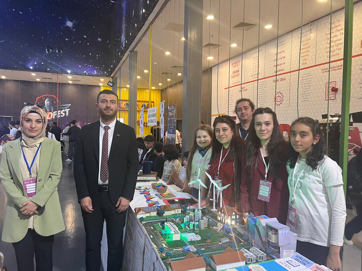 eminkula's tweet photo. TÜBİTAK 4006-C kapsamında birbirinden değerli projeleri inceleme fırsatı buldum. Gençlerimizin azmi, çalışkanlığı ve heyecanı geleceğe dair umutlarımızı artırıyor.

Bu güzel çalışmaları yakından görmek ve genç arkadaşlarımızın heyecanına ortak olmak benim için çok kıymetliydi. https://t.co/UIGiFH0aeE