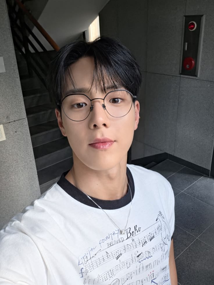 born4chae's tweet photo. Happy Birthday to Monbebe's Bear Shownu 🥳🥳
Love you always 😘😘 https://t.co/cJIjlKEDyo