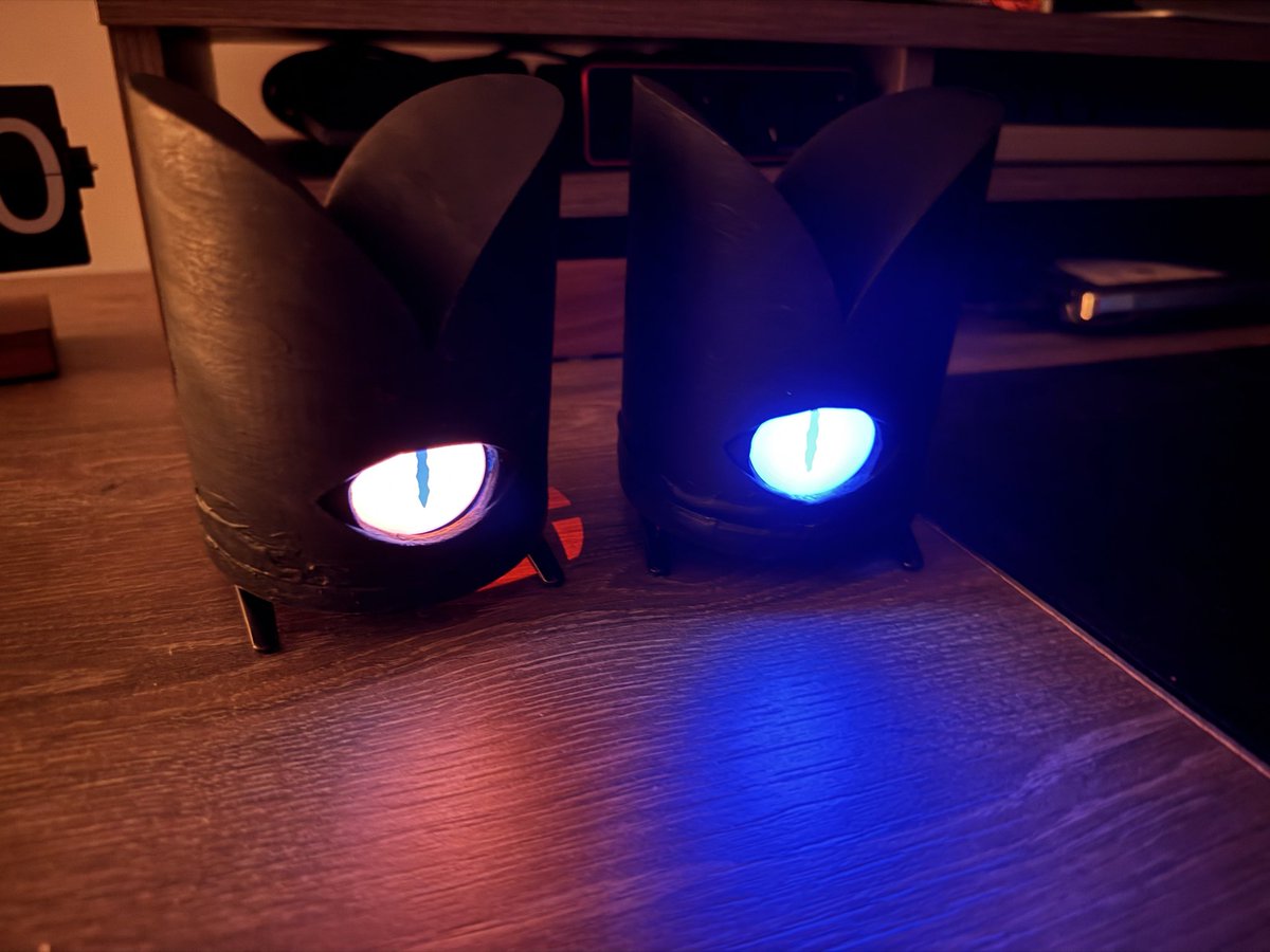 wielorzeczownik's tweet photo. Korony gotowe na podbój #Pyrkon . Udało się spiąć całą elektronikę i kod. A dla tych co chcą własną koronę, kilka dni po powrocie postaram się udostępnić kompletny, gotowy schemat oraz kod projektu. Będziecie mogli ukręcić własną wersję.
#CultOfTheLamb #CosplayWIP #ESP32 #DIY https://t.co/W05tJ9DOmT