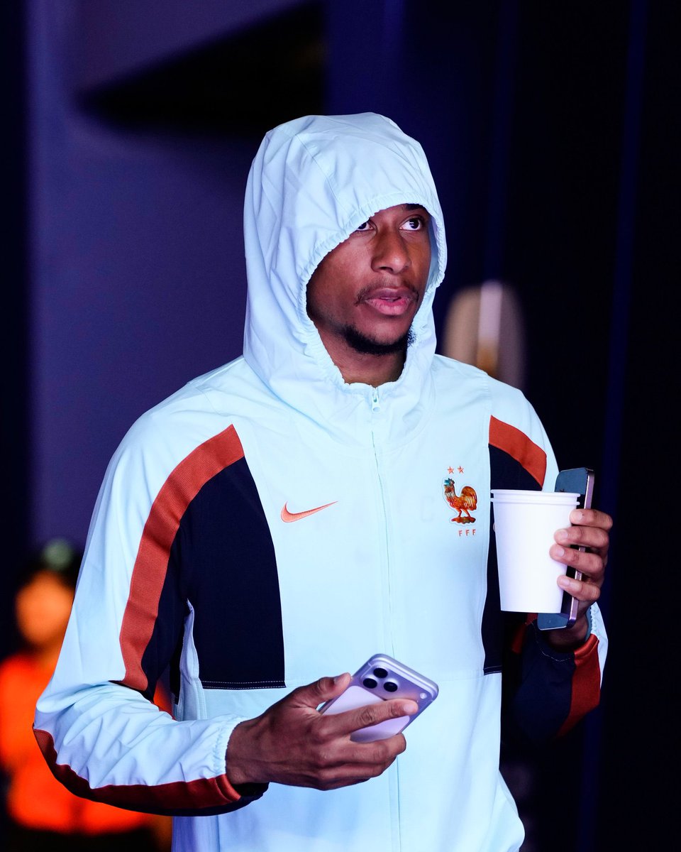 ActuFoot_'s tweet photo. MICHAEL OLISE 🇫🇷 IL JOUE UN RÔLE UN PEU AVEC SON RP NONCHALANT ?! 🤣

Aurélien TCHOUAMENI 🇫🇷 : « Michael c’est Michael.

Vous vous le voyez sur le terrain mais c’est VRAIMENT UN MEC CHILL. Il est dans son coin mais IL PARLE À TOUT LE MONDE ! 😁 »

📹 Hoppen_media https://t.co/XV8cFUSKRq