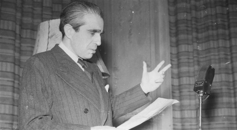 ListyLiterackie's tweet photo. Marian Hemar - „Do poety reżymu” [1955]

„Słonimski stał przed mikrofonem
I namaszczonym barytonem,
Tym swoim uroczystym głosem,
W rodzaju melodeklamacji,
Powiedział z łezką i z patosem
WIERSZ DO POETY EMIGRACJI.

Wiersz do Lechonia. Pyta Leszka,
Czemu w New Yorku Leszek mieszka?
Wiersz do Lechonia i Wittlina.
Wracajcie! – tak ich napomina.

U nas – pytluje – jest ideał
Na co wam Londyn czy Montreał?
Dlaczego odszedł Lechom Wittlin?
Pyta patosem takich pytlin.

Czemu odeszli? Słonimskiemu
Nie sposób się domyśleć, czemu?
On, wieczny meches, neofita –
Nie wie. On dziwi się. On pyta.
Cierpi. Jak stary, łysy Werter.
Więc jego rada i przestroga:
przejdźcie, jak ja, na stronę wroga.

Kolegom radzi tak dezerter.
I z troską woła w mrok londyński:
Gdzie jest Wierzyński i Baliński?
Co im się stało? O co chodzi?

Pytają się tu o was młodzi.
Pytają się nie po raz pierwszy .
Nam trzeba dobrych polskich wierszy,

To prawda. Dobrych wierszy brak im.
Słonimski jest przykładem takim.

Wiec on z tej patriotycznej troski
Drogę powrotu im wytycza.
To znów ta szelma Kuklinowski
Nawraca pana Babinicza.

Naiwna, mówi, ta tęsknota
Do polskich dżdżów, polskiego błota.
„Nas polskie błoto nie czaruje,
Bo u nas trzeba walczyć z błotem.
Słów nam potrzeba, co budują –
Co dźwięczą sierpem, walą młotem”.

Sierpem i młotem. Cóż za szmata
Pod pozorami literata.
Popatrzcież na ten rzymski profil:
Były frankofil i anglofil,
Mało anglofil – anglomaniak!
Wellsa wielbiciel i gałubczyk,
I były sanacyjny cwaniak,
Pan-Europejczyk i Pen-klubczyk,
Były esteta, skamandryta
I były Żyd-antysemita,
Co żydożerczą swą facecją
Próbował jednać się z endecją.

Patrzcież na tego Słonimskiego –
To on, sympatyk lewicowiec
Od Saint-Simona i Steckiego,
Były beckowiec i ludowiec,
Co „lubił lud, lecz w lemoniadzie”
Jak kiedyś pisał w swej Paradzie),
I były mikołajczykowiec,
Adiutant Kota i praporszczyk,
Były kosynier i liberał,
Były piłsudczyk. I sikorszczyk
(W pamięci-m sobie to zachował,
jak nam w Londynie imponował,
jak tutaj z dumą w krąg spozierał,
Bąkając głosem swym niedbałym:
„Dziś jem śniadanie z jenerałem”…
Mówił „jenerał”, nie „generał”,
przez jot, bo brzmiała mu ta jota
Z napoleońska i z Or-Ota) –

Wczoraj ziemiańsko-cukierniczy,
Dzisiaj włościańsko-robotniczy.

Przechrzta co tydzień, na wyścigi,
Co z wszystkich sobie wziął religii
jedną religię: oportunizm –
Dziś się obrzezał na komunizm.

Dziś z reżymowej radiostacji
Woła poetów emigracji
I melodeklamuje o tem,
jak dźwiękać sierpem, walić młotem.
Sierpem i młotem. jaka szmata
Robi się czasem z literata.

Na koniec wiersza ze słodyczą
Pożegnał ich słowami temi:
„Poetów miejsce na tej ziemi.
Poetom błędy się nie liczą”.

Tak rzekł niewinny głos amorka
I nagle wyszło szydło z worka.

Cała nadzieja wierszopisa,
Jego postawa religijna,
Ideologia i polisa –
Polisa asekuracyjna.

Poecie wolno szkód przyczynić,
Wolno się załgać i ześwinić,
Merdać ogonem i uciekać,
pod stół wleźć i hau-hau, odszczekać,
Wolno ze słowa zrobić łajno –
Jak tylko wierszem, to już fajno!
Wolno mu zdradzać – jak do rymu,
To nie weźmiemy za złe my mu,
To już nie błąd, to już zaleta,
Bo pan poeta! Pan poeta!
Bo pan artysta! Bo artyście
Wolno tym kurrrkiem być na dachu!

Nie mógł Słonimski, rzeczywiście,
Lepszego sobie dobrać fachu.

Nie wie Słonimski, że niestety
Poety fach nie taki byczy.
Nie ma wyjątków dla poety!
potomność błędy mu policzy.
Talent oceni na rozprawie,
jako obciążające względy.
Im talent większy, tym ci błędy
Surowiej liczy. Nie łaskawiej.

Jej nie uwiedzie błysk talentu,
Już ona wie, mój przyjacielu,
Kogo pochować na Wawelu,
A komu nie dać sakramentu.

potomność to cholera taka,
Że tylko się rozejrzy wkoło,
Wie – kogo pocałować w czoło
Za błąd wygnania i tułactwa,
A komu w zadek dać kopniaka
Za cnotę zdrady i łajdactwa.

*
Do Leszka piszesz, były śmieszku.
Znasz kawał ten o Leszku? Leż ku.”
