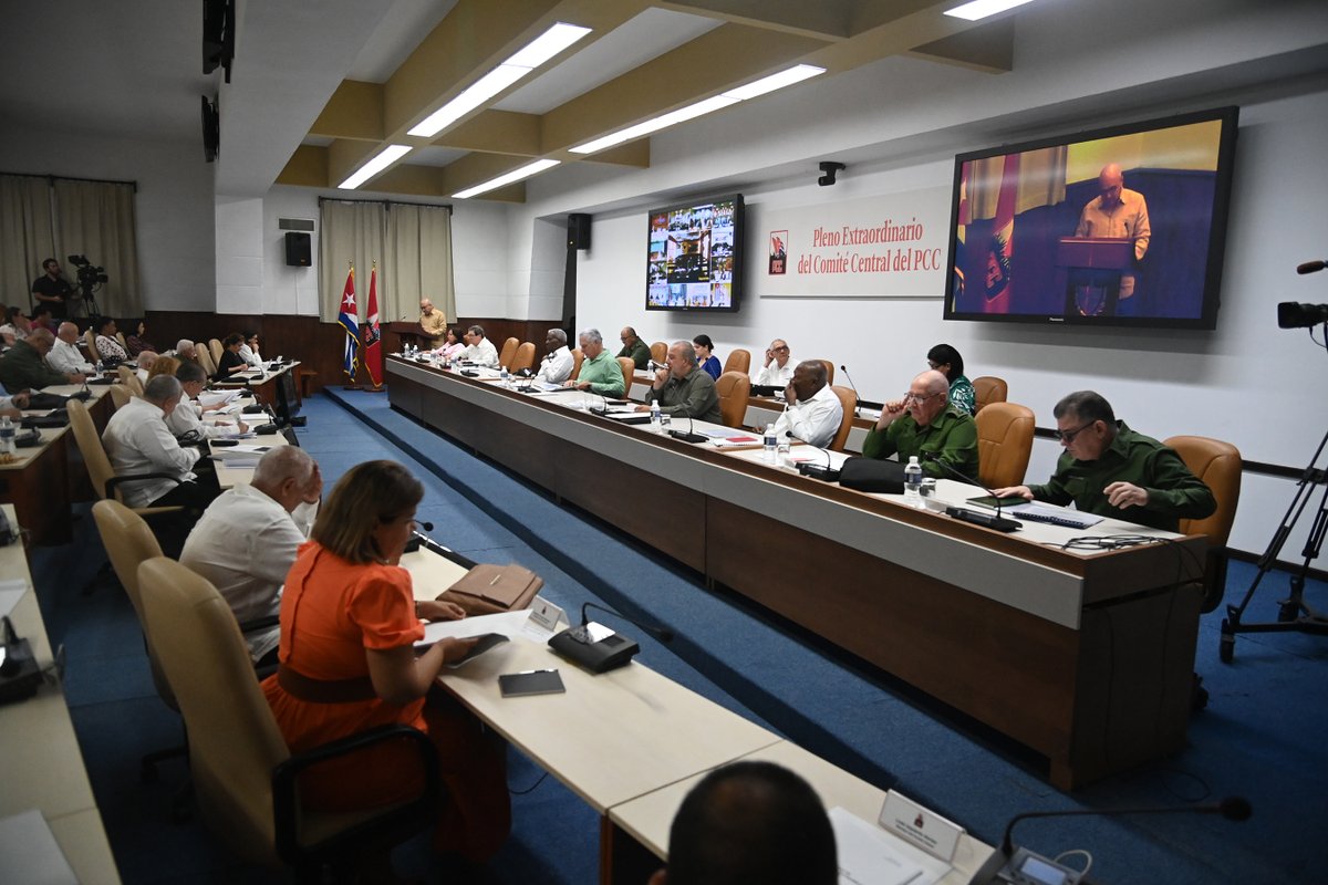PresidenciaCuba's tweet photo. 🇨🇺| El secretario de Organización del Comité Central, @DrRobertoMOjeda, expresó que las profundas transformaciones que se debaten en el Pleno de la organización partidista son para preservar la Revolución y las conquistas del Socialismo. https://t.co/wGhJySjltl